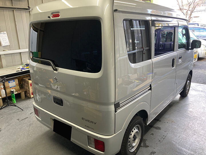 令和7年エブリイのカーフィルム施工後の右後ろ
